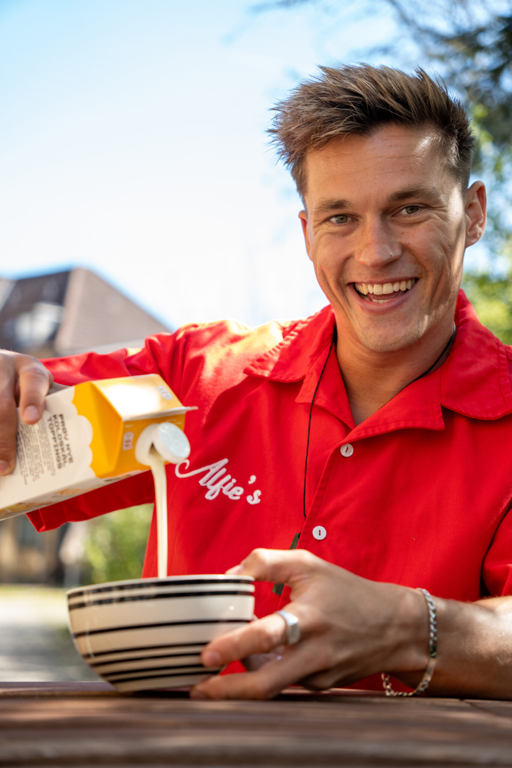 Daniel Steffensen der hælder koldskål op