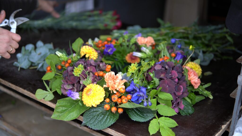 Farverige blomster og dekoration til et arrangement