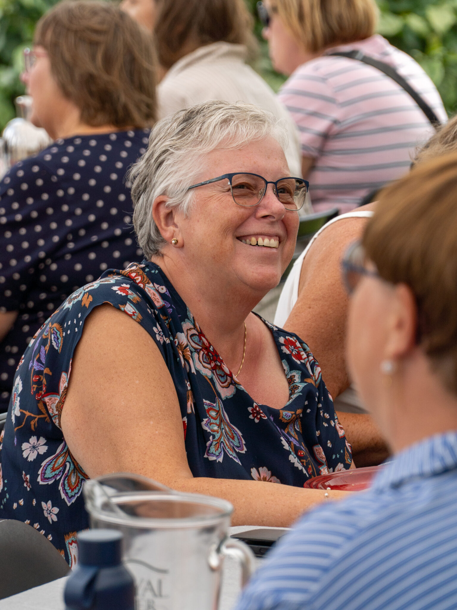 Smil og samtale omkring bordet